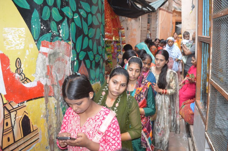 वाराणसी: अखंड सौभाग्य के लिए महिलाओं ने रखा तीज व्रत