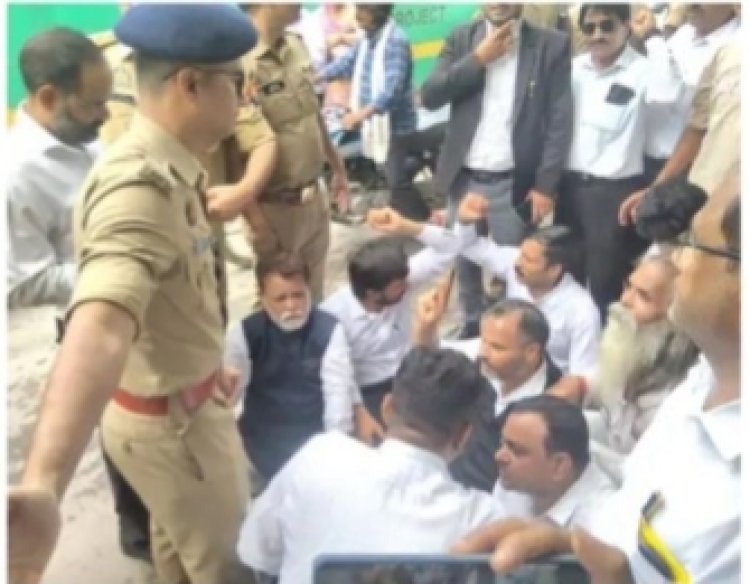 आगरा : पश्चिमी उत्तर प्रदेश को पृथक राज्य बनाए जाने की मांग को लेकर अधिवक्ताओं ने निकाली रथ यात्रा