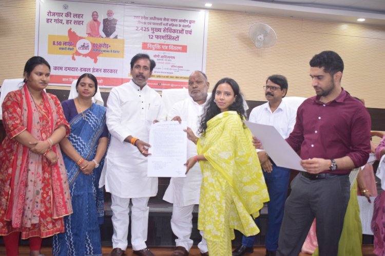 वाराणसी की नवचयनित मुख्य सेविकाओं को मिला नियुक्ति पत्र