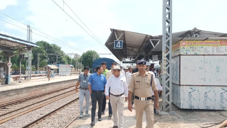 डीआरएम ने चुनार रेलवे स्टेशन का निरीक्षण कर दिए सख्त निर्देश