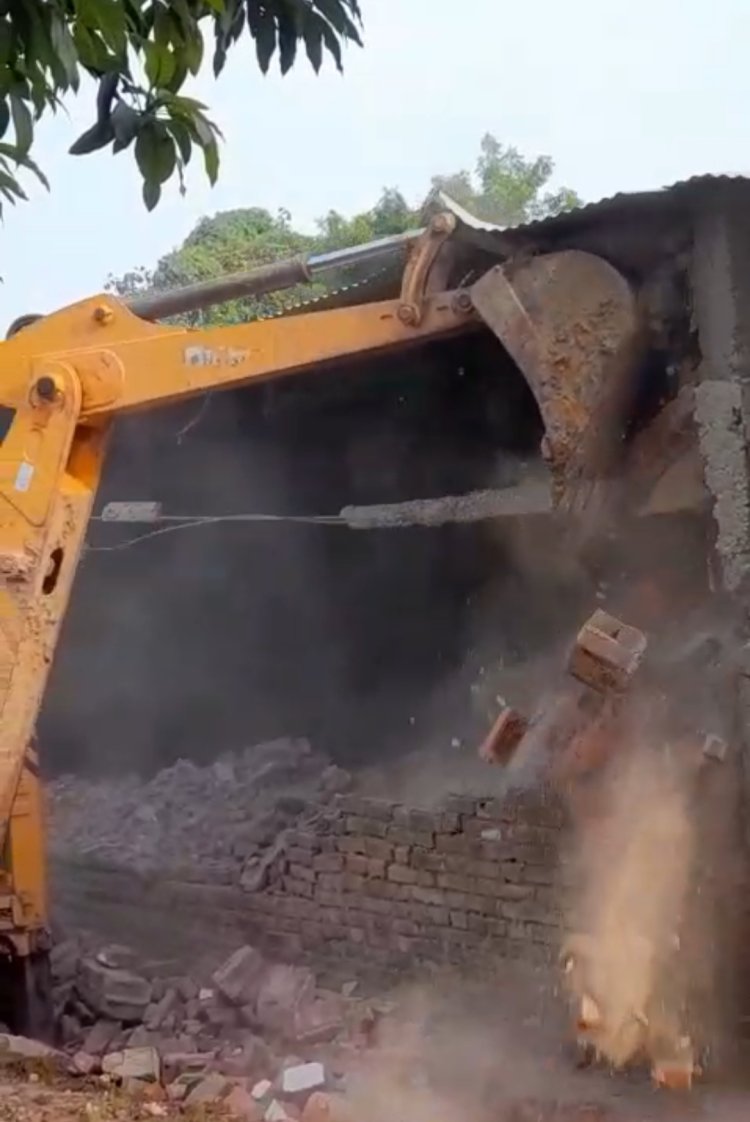 सरकारी जमीन पर अवैध कब्जे के खिलाफ सख्त कार्रवाई, बुलडोजर चला कर गोदाम ध्वस्त