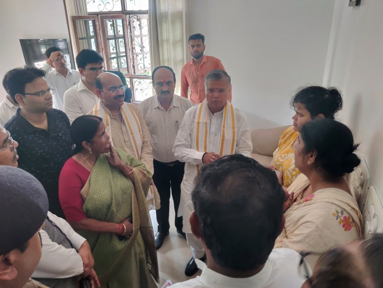 आगरा के एसीएम की मौत की खबर सुन, पहुंचे मंत्री धर्मवीर प्रजापति