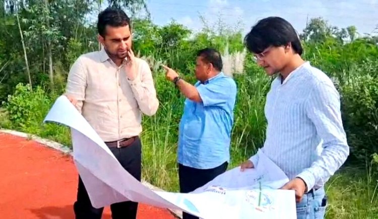 कानपुर में नगर आयुक्त सुधीर कुमार द्वारा कल्याणपुर स्थित बुद्धा पार्क का निरीक्षण करते हुए का छायाचित्र
