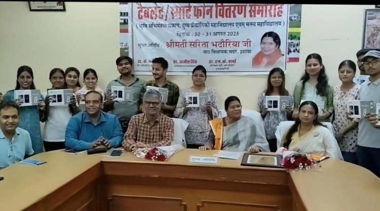 कृषि इंजीनियरिंग कॉलेज में विधायक सरिता भदौरिया ने बच्चों को टेबलेट वितरण कर बढ़ाया मनोबल