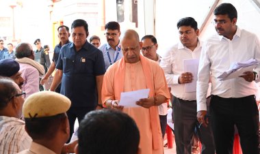 गोरखपुर में मुख्यमंत्री योगी ने जनता दर्शन में लोगों की समस्याएं सुनीं