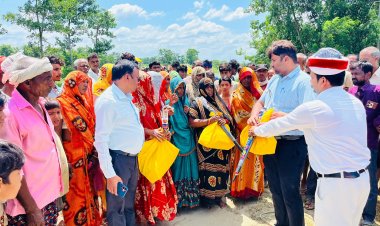 एडीएम ने बाढ़ प्रभावित गांवाें में बांटीं राहत किटें