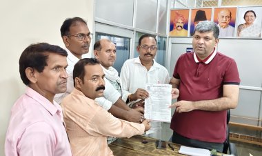 कैबिनेट मंत्री आशीष पटेल ने जनसंवाद में सुनीं जनता की समस्याएं