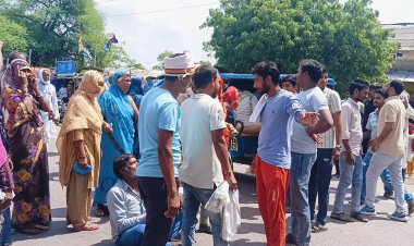 खाद की किल्लत से परेशान किसानों ने हाईवे जाम किया