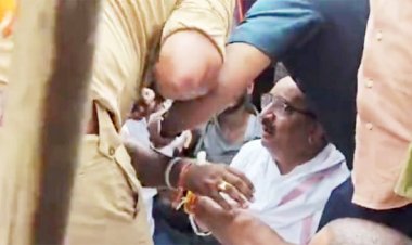 रायबरेली में भाजपा ने रोका राहुल गांधी का काफिला, धरने पर बैठे राज्यमंत्री दिनेश प्रताप सिंह