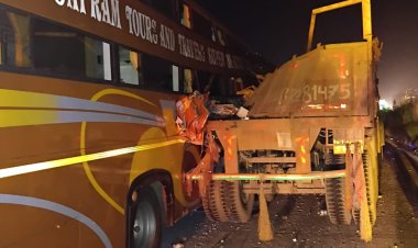 दर्शन करने जा रही टूरिस्ट बस ट्रेलर से टकराई, 4 की मौत 9 घायल