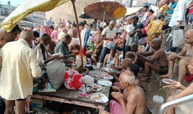वाराणसी: पितृ पक्ष के अन्तिम दिन अमावस्या पर पूर्वजों का श्राद्ध पिंडदान,दी गई विदाई