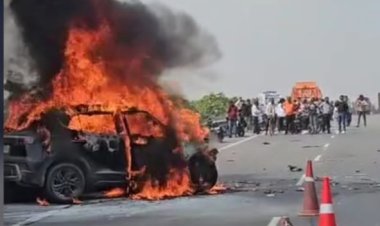 आग लगने से धू-धू कर जली क्रेटा कार, तीन युवकों को सकुशल बचाया