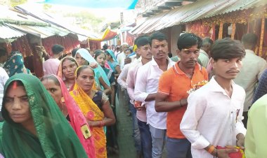 गडबड़ा शीतला धाम में उमड़े भक्त, भोर से ही दर्शन के लिए कतार में लगे