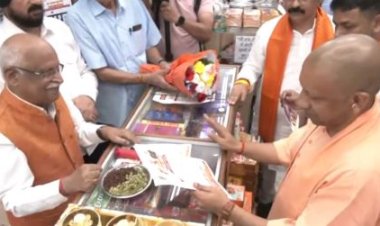 मुख्यमंत्री योगी ने हजरतगंज में व्यापारियों और ग्राहकों से किया संवाद