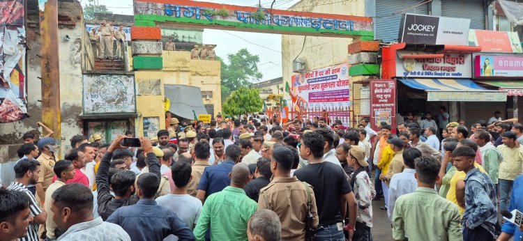कांग्रेस दफ्तर के बाहर विरोध करने पहुंचे भाजपाइयों पर कांग्रेसियों ने किया पथराव, एक दर्जन से अधिक कांग्रेसी गिरफ्तार