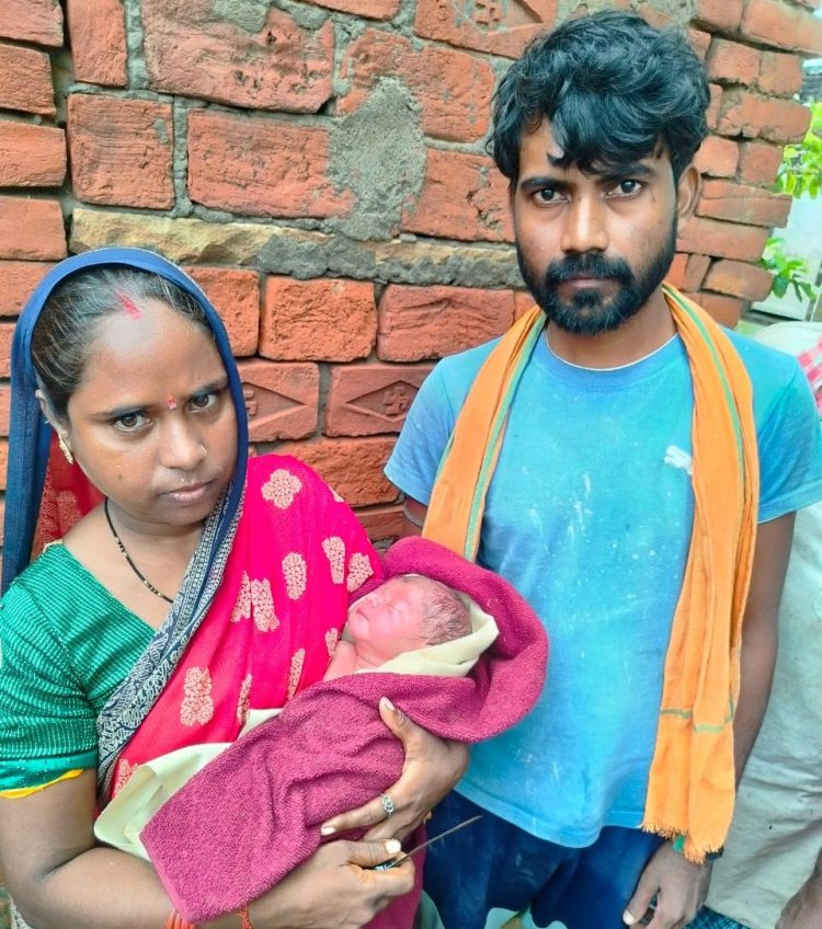 बाढ़ के पानी में बहकर आयी नवजात को महिला ने अपनाया