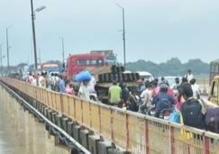 राहगीरों की सतर्कता से बची महिला की जान