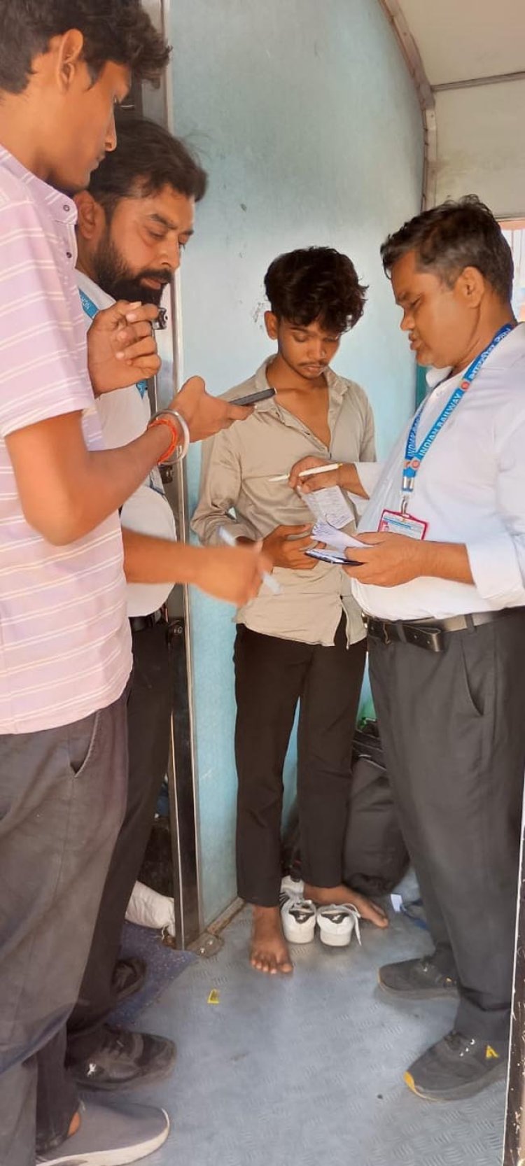 प्रयागराज जंक्शन पर चला किलाबंदी टिकट चेकिंग अभियान