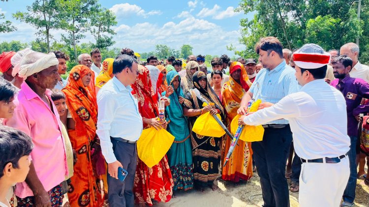 एडीएम ने बाढ़ प्रभावित गांवाें में बांटीं राहत किटें