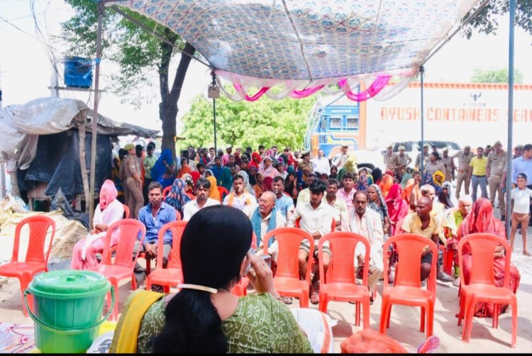 कन्नौज: प्रभारी मंत्री ने बाढ़ पीड़ितों को बांटी राहत सामग्री, कहा कोई कष्ट न हो