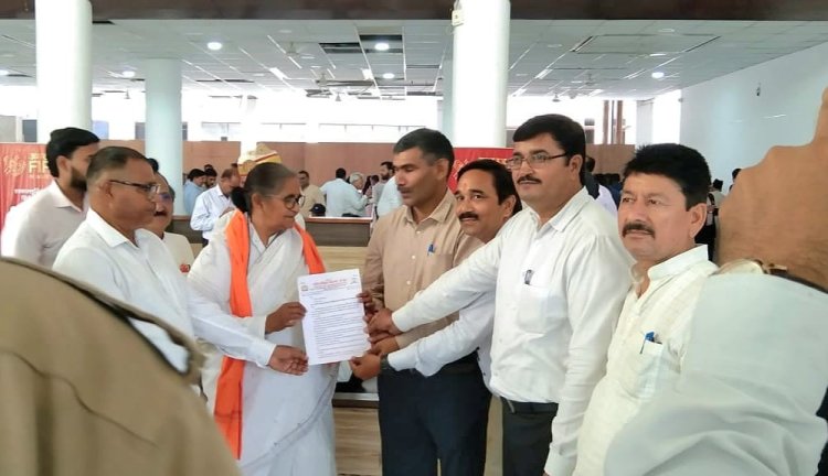 राष्ट्रीय शैक्षिक महासंघ उप्र ने माध्यमिक शिक्षा मंत्री गुलाब देवी को सौंपा ज्ञापन