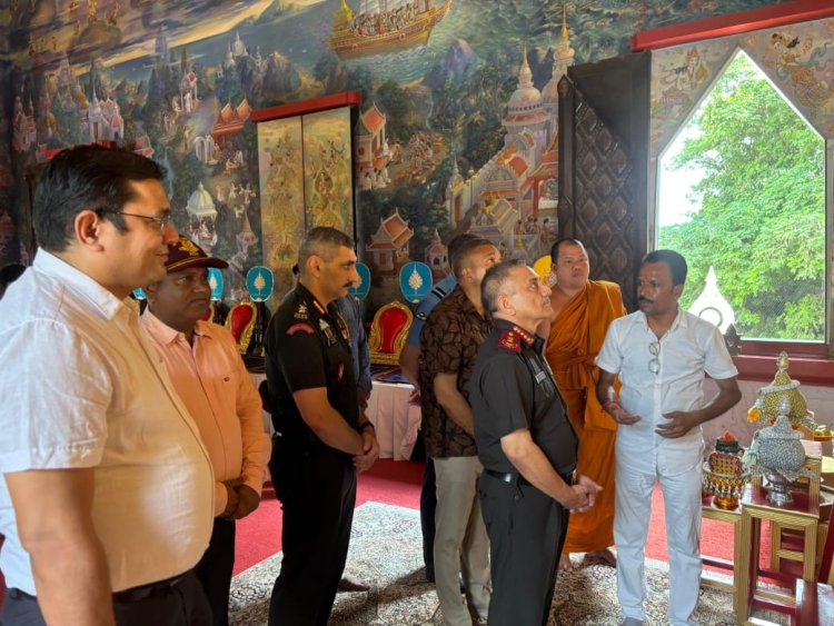 कुशीनगर पहुंचे चीफ ऑफ डिफेंस स्टाफ, प्राचीन बुद्ध प्रतिमा पर नवाया शीश