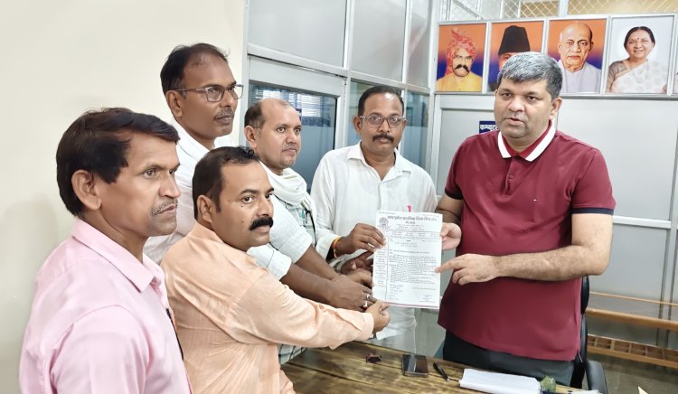 कैबिनेट मंत्री आशीष पटेल ने जनसंवाद में सुनीं जनता की समस्याएं