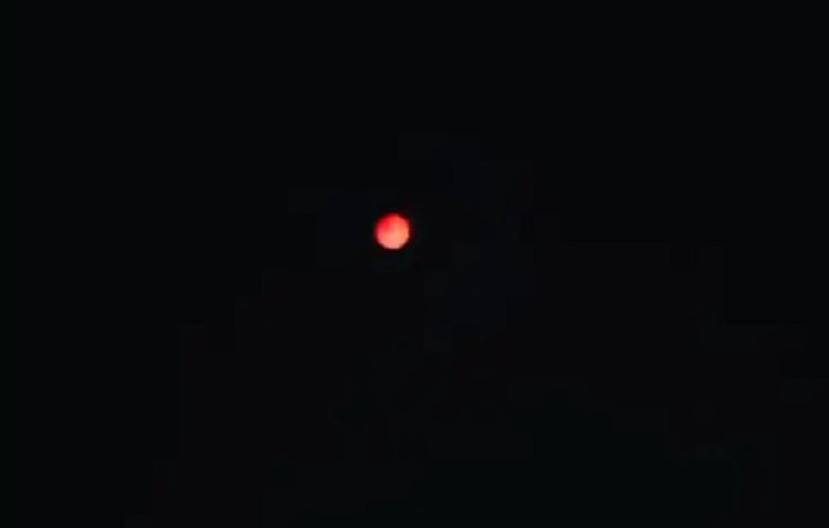 मप्र में देखा गया पूर्ण चंद्रग्रहण का अद्धुत नजारा, लाल नजर आया चांद, भजन में जुटे रहे लोग