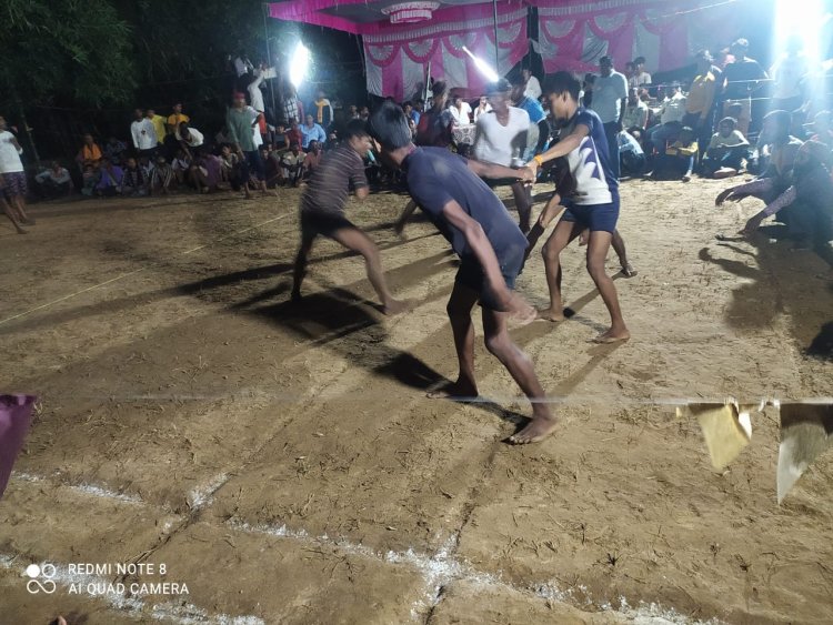 डे-नाइट कबड्डी टूर्नामेंट में प्रयागराज की टीम रही विजयी