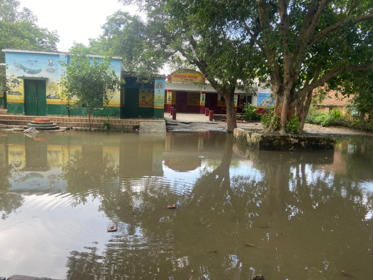 कंपोजिट विद्यालय बना तालाब, पांडु नदी का पानी घुसने से विद्यालय बंद