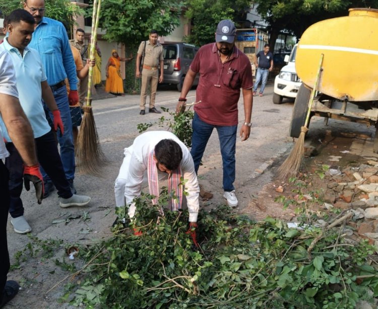 स्वच्छता एवं जन-जागरूकता अभियान में मंत्री डॉ. दयाशंकर ने झाड़ू लगाकर कूड़ा उठाया