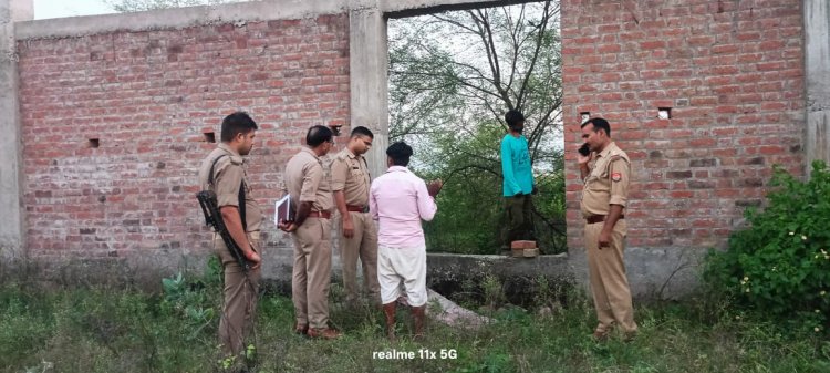 निर्माणाधीन प्लॉट पर लटकता मिला युवक का शव, पुलिस जांच में जुटी