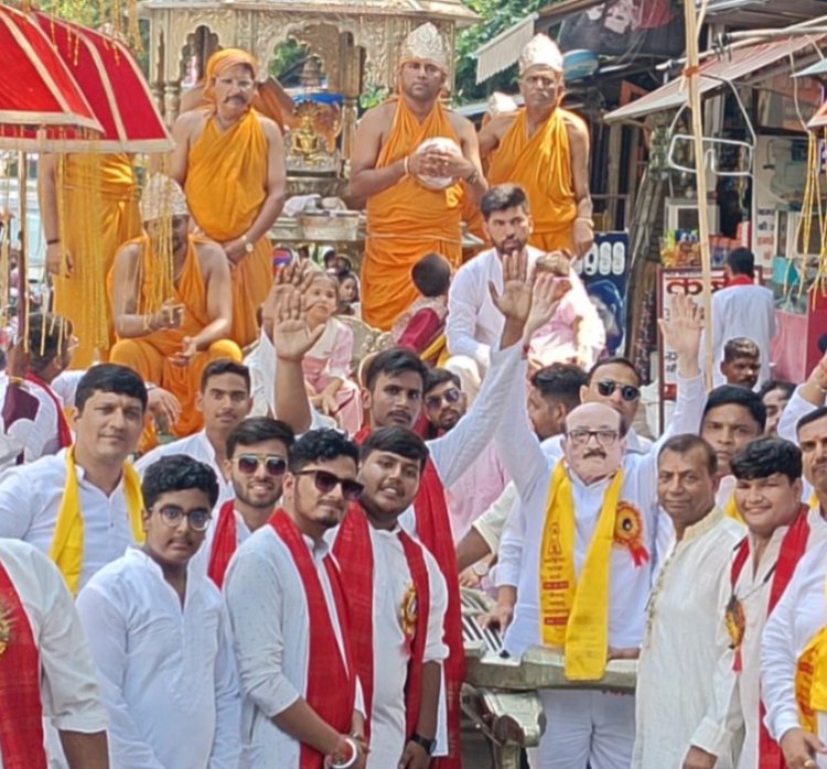 दशलक्षण पर्व पूर्ण होने पर गाजे बाजे संग निकली भगवान पार्श्वनाथ की शोभायात्रा