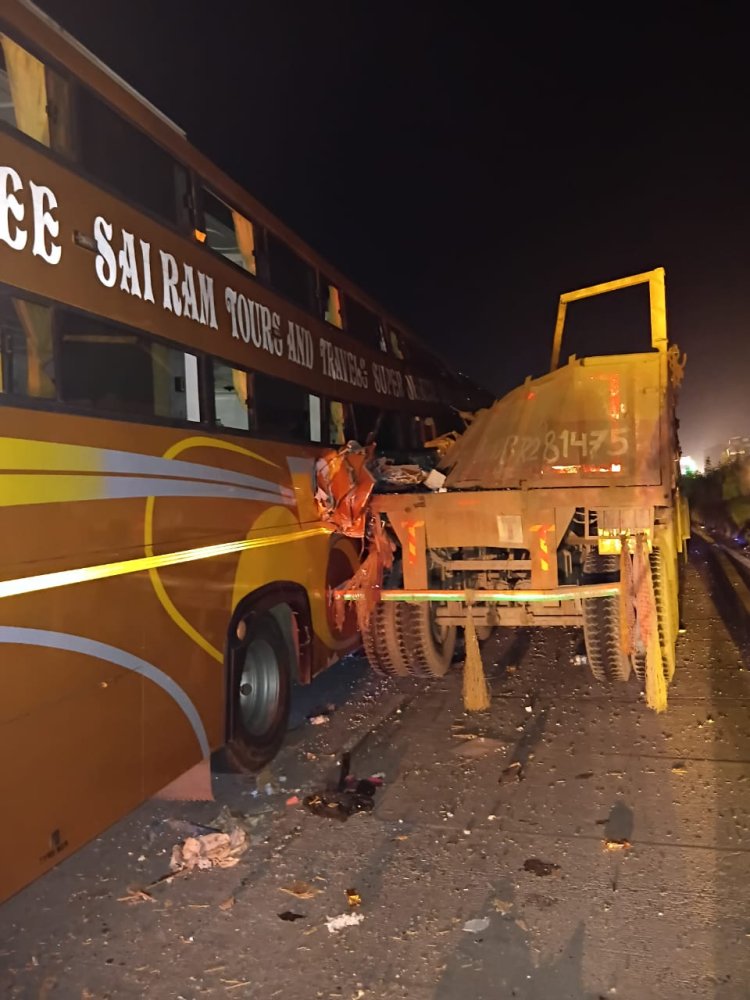 दर्शन करने जा रही टूरिस्ट बस ट्रेलर से टकराई, 4 की मौत 9 घायल