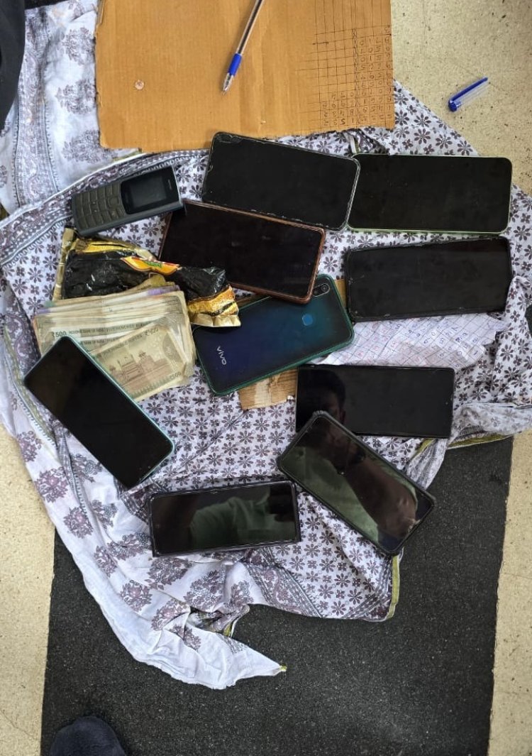 वाराणसी: कोतवाली दूधमंडी में एसओजी-2 ने ऑनलाइन लॉटरी खेलते 13 लोगों को किया गिरफ्तार