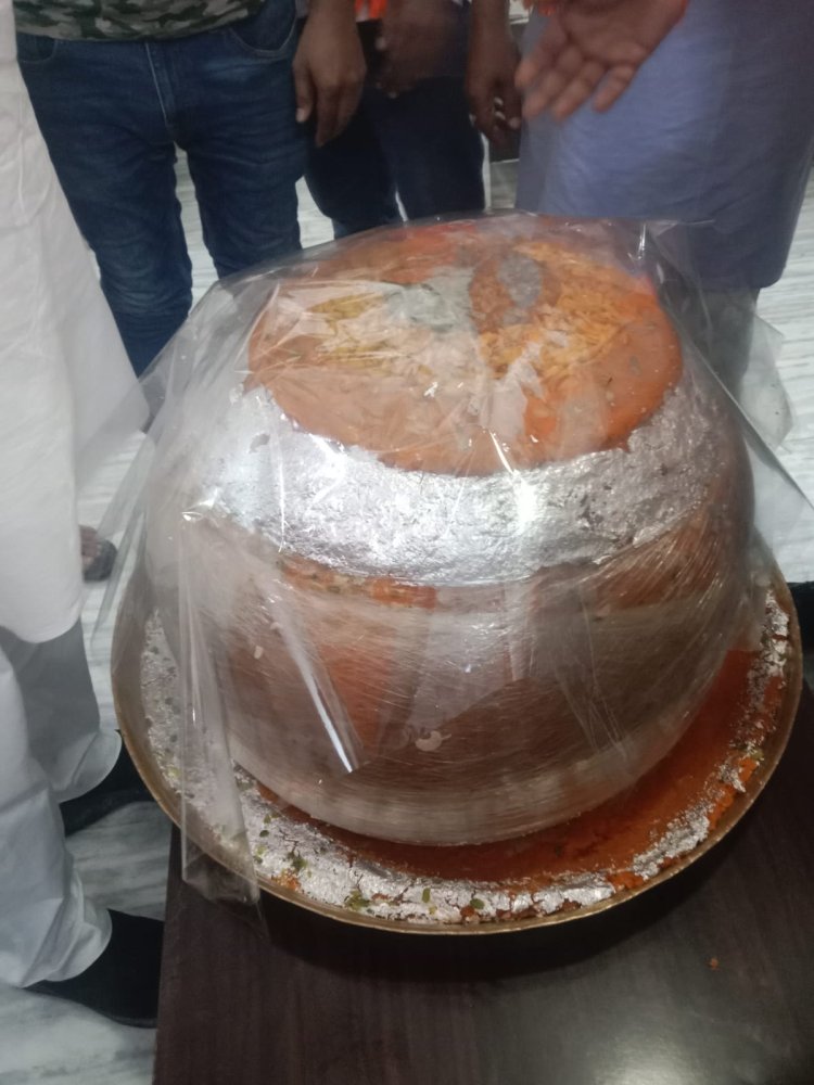 वाराणसी में संसदीय कार्यालय पर लड्डू खाकर मनाया गया प्रधानमंत्री मोदी का जन्मदिन