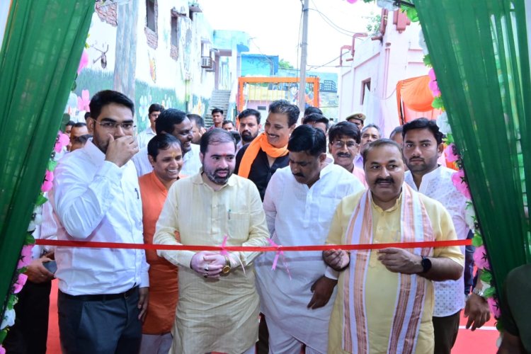 प्रधानमंत्री के व्यक्तित्व व कृतित्व पर आधारित प्रदर्शनी का फीता काटकर खाद्य एवं रसद मंत्री ने किया शुभारम्भ