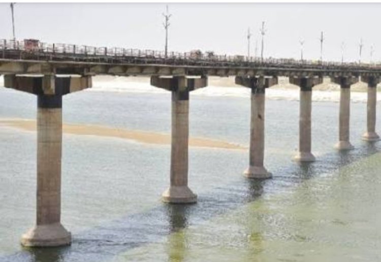 गंगा में अधेड़ ने लगाई छलांग, तलाश में जुटी एसडीआरएफ