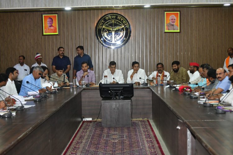 प्रभारी मंत्री एके शर्मा ने लोक निर्माण विभाग को लगाई कड़ी फटकार