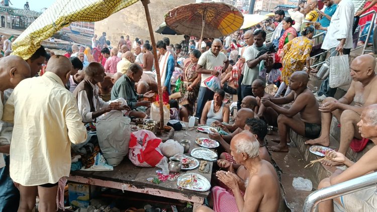 वाराणसी: पितृ पक्ष के अन्तिम दिन अमावस्या पर पूर्वजों का श्राद्ध पिंडदान,दी गई विदाई