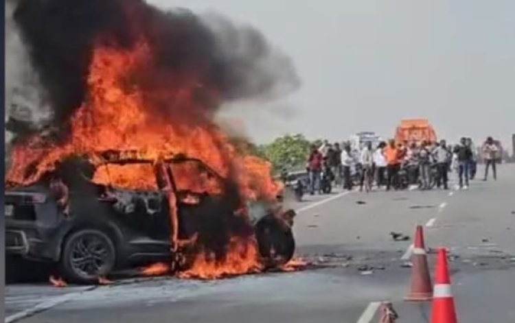 आग लगने से धू-धू कर जली क्रेटा कार, तीन युवकों को सकुशल बचाया