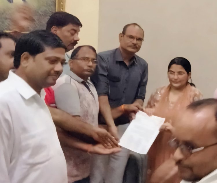 उत्तर प्रदेश प्राथमिक शिक्षा मित्र संघ हरदोई ने उच्च शिक्षा मंत्री को सौंपा ज्ञापन