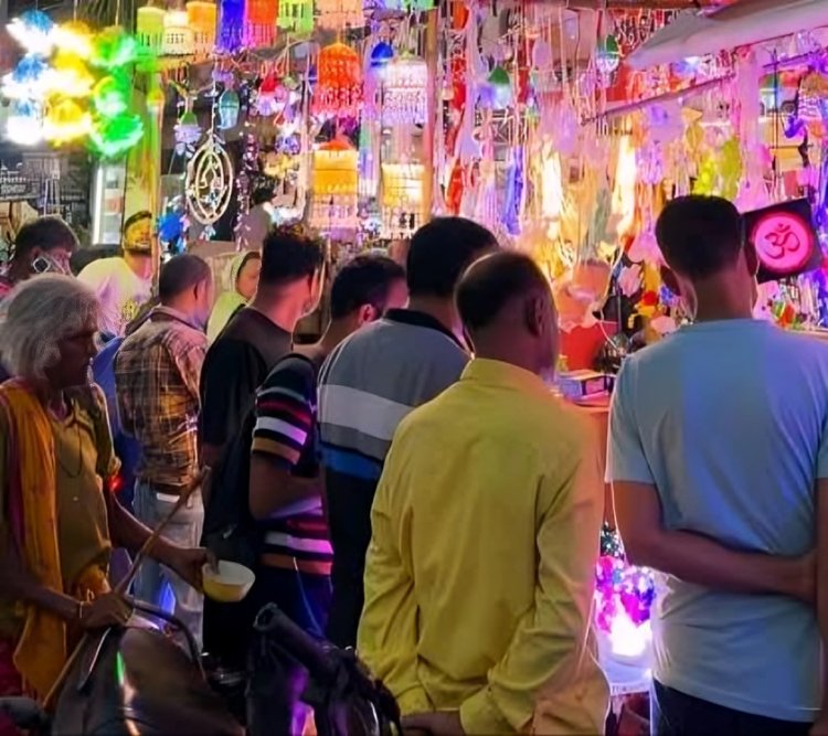 दीपावली से पहले बाजारों में स्वदेशी इलेक्ट्रॉनिक लाइटों और झालरों की धूम