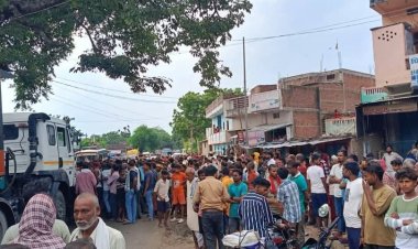 डंपर ने स्कूटी सवार किशोर और युवती को कुचला, गुस्साए ग्रामीणों ने सड़क जाम किया