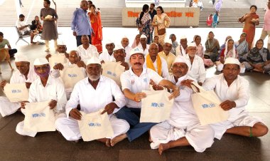 नमामि गंगे ने श्री काशी विश्वनाथ मंदिर में श्रद्धालुओं के बीच बांटे कपड़े के थैले