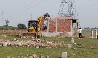 अतीक के अलीना सिटी एवं आस पास हो रही अवैध प्लाटिंग के खिलाफ चला पीडीए का बुलडोजर