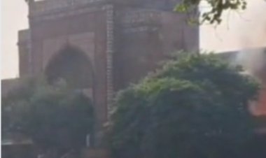 आगरा में ताजमहल के दक्षिणी गेट पर विद्युत शार्ट सर्किट से लगी आग