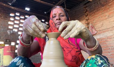 मिट्टी के संकट से जूझने के बाद भी प्रकाश पर्व पर कुम्हार उम्मीदों की लौ जलाये चाक तेजी से घुमा रहे