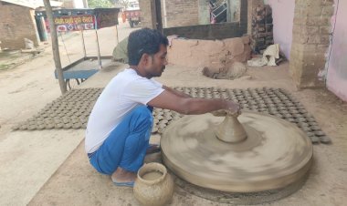 इस दीपावली तेजी से घूम रहे कुम्हाराें के चाक