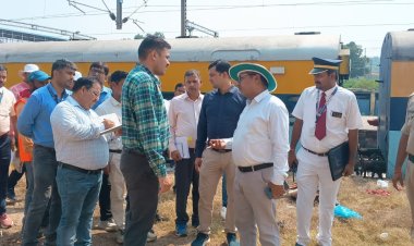 चुनार रेलवे स्टेशन पहुंचे डीआरएम, ट्रैक पर चलकर किया निरीक्षण